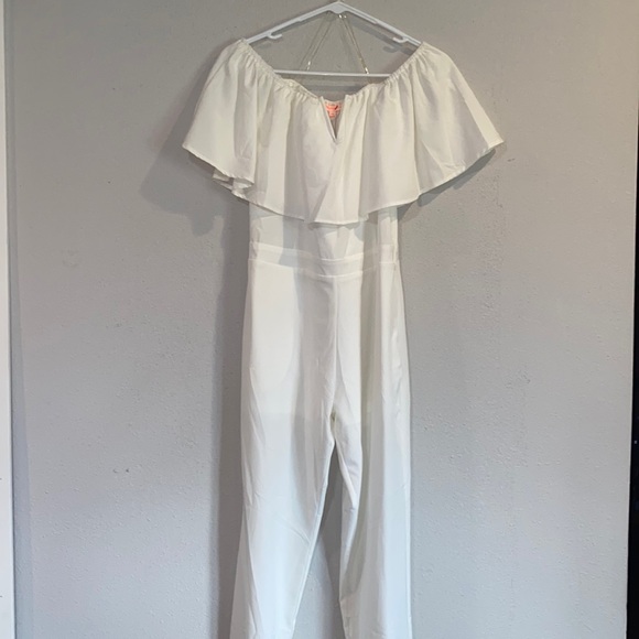 White off shoulders jumpsuit. - Picture 2 of 8